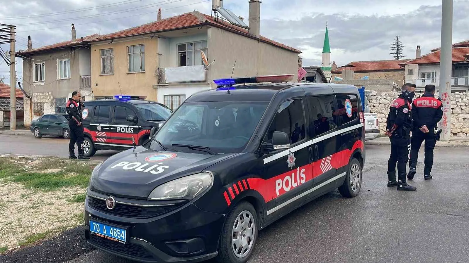 KARAMAN'DA EVİNİN BALKONUNDA OĞLU TARAFINDAN HAREKETSİZ HALDE BULUNAN 65 YAŞINDAKİ MEHMET KAHCECİ'NİN HAYATINI KAYBETTİĞİ BELİRLENDİ.