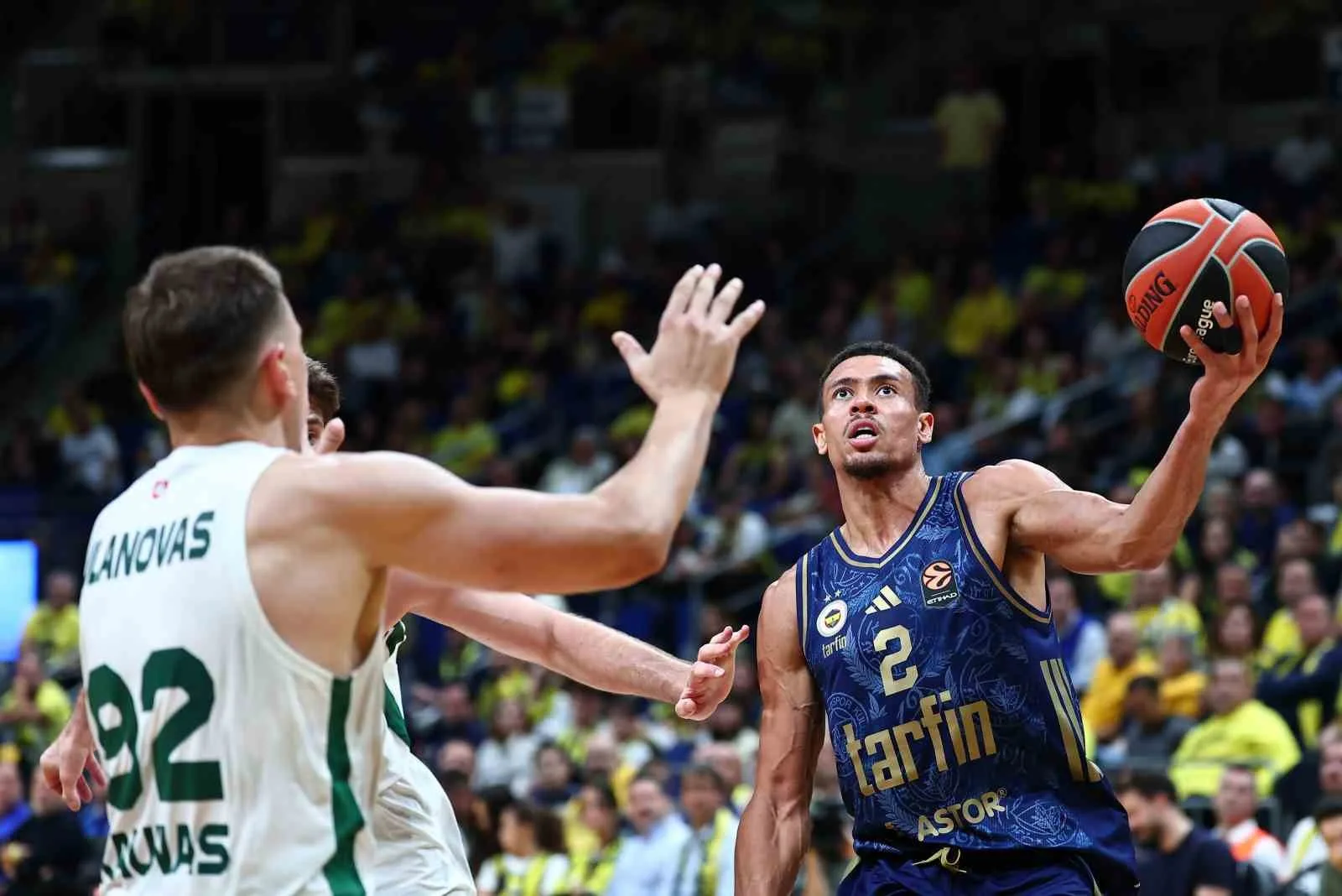 EUROLEAGUE'İN 5. HAFTASINDA FENERBAHÇE, KONUK ETTİĞİ LİTVANYA EKİBİ ZALGİRİS KAUNAS'I 99-80'LİK SKORLA MAĞLUP ETTİ. SARI-LACİVERTLİLER, LİGDE 4. GALİBİYETİNİ ELDE ETTİ.
