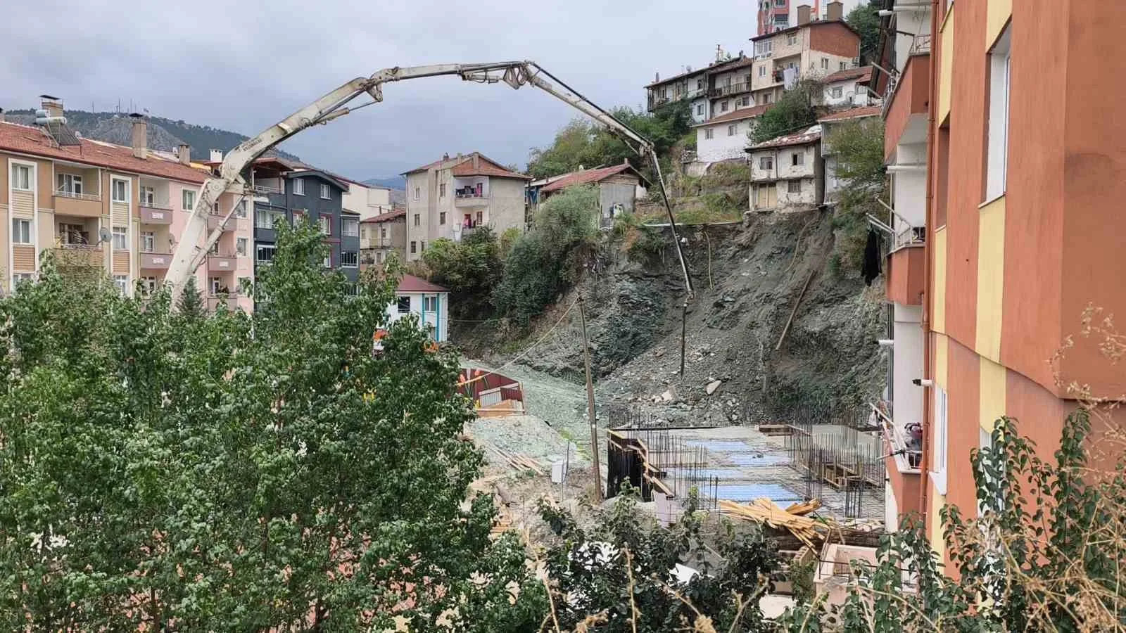 TOKAT’TA BİR İNŞAAT ALANININ YANINDA BULUNAN YOLUN ÇÖKMESİ ÜZERİNE İKİ KATLI APARTMAN TEDBİR AMACIYLA BOŞALTILDI.