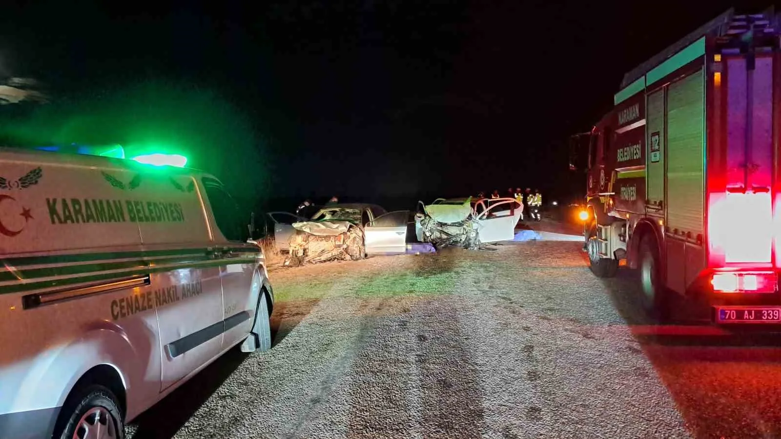 KARAMAN’DA İKİ OTOMOBİLİN KAFA KAFAYA ÇARPIŞMASI SONUCU MEYDANA GELEN TRAFİK KAZASINDA 2 KİŞİ HAYATINI KAYBEDERKEN, 2’Sİ AĞIR 5 KİŞİ YARALANDI.