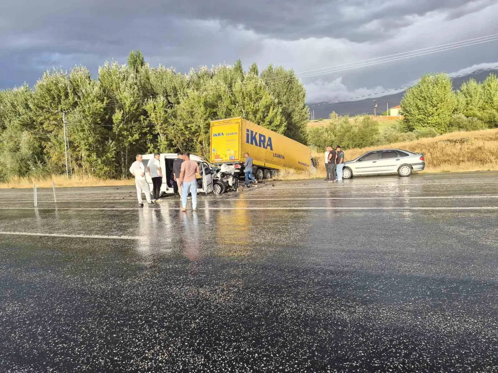 MALATYA'NIN DOĞANŞEHİR İLÇESİNDE OTOMOBİL İLE TIRIN ÇARPIŞMASI SONUCU MEYDANA GELEN TRAFİK KAZASINDA 4 KİŞİ YARALANDI.