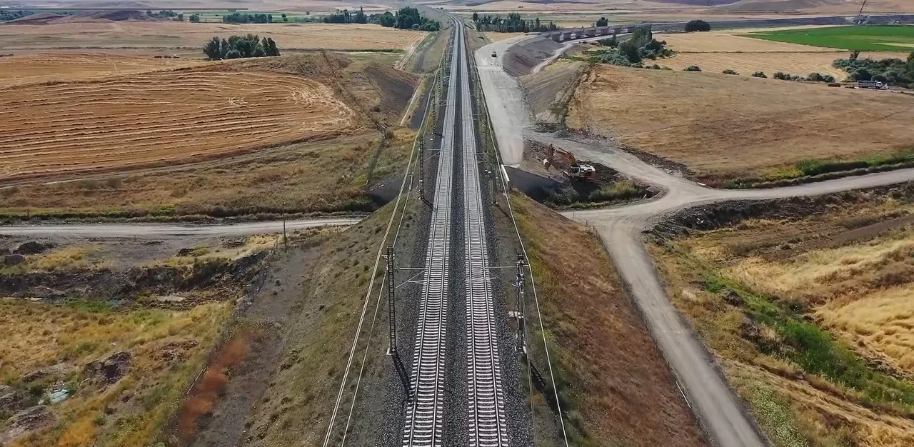 YERKÖY-KAYSERİ YÜKSEK HIZLI TREN PROJESİ'NDE FİZİKİ İLERLEME YÜZDE 50'Yİ AŞTI