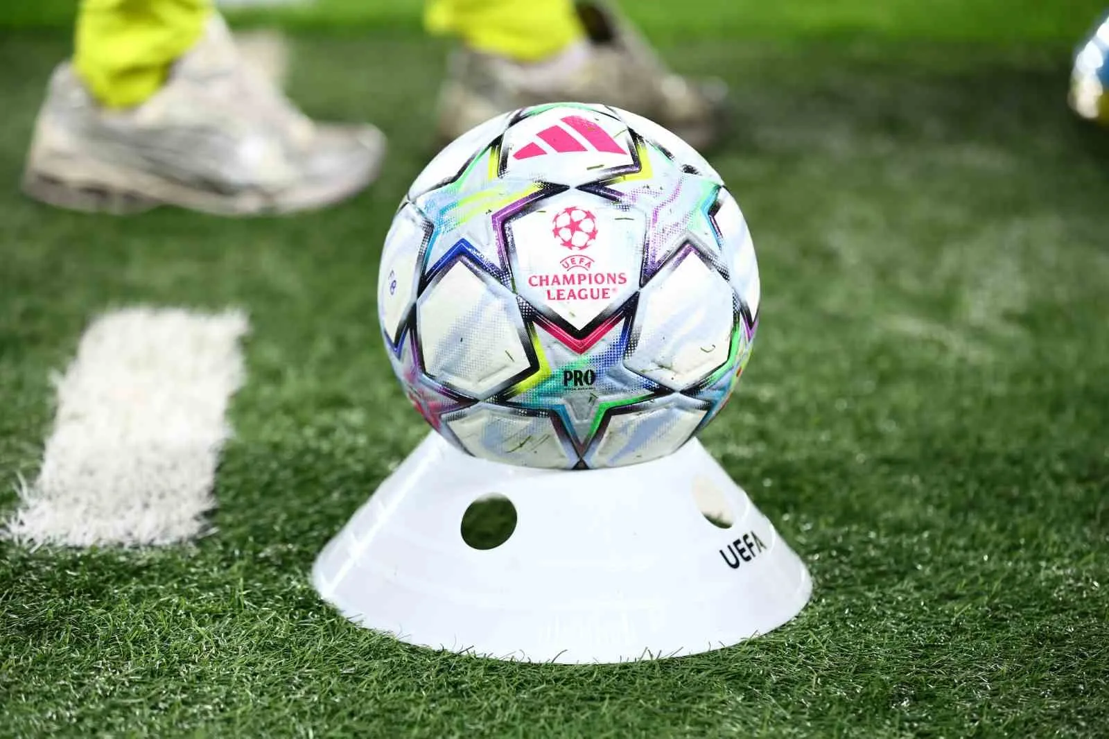 UEFA ŞAMPİYONLAR LİGİ'NİN 3. HAFTASINDA BU AKŞAM OYNANAN 9 KARŞILAŞMA TAMAMLANDI. GECENİN ÖNE ÇIKAN MAÇINDA PARİS SAİNT-GERMAİN, SAHASINDA BARCELONA'YI 4-2 MAĞLUP ETTİ.