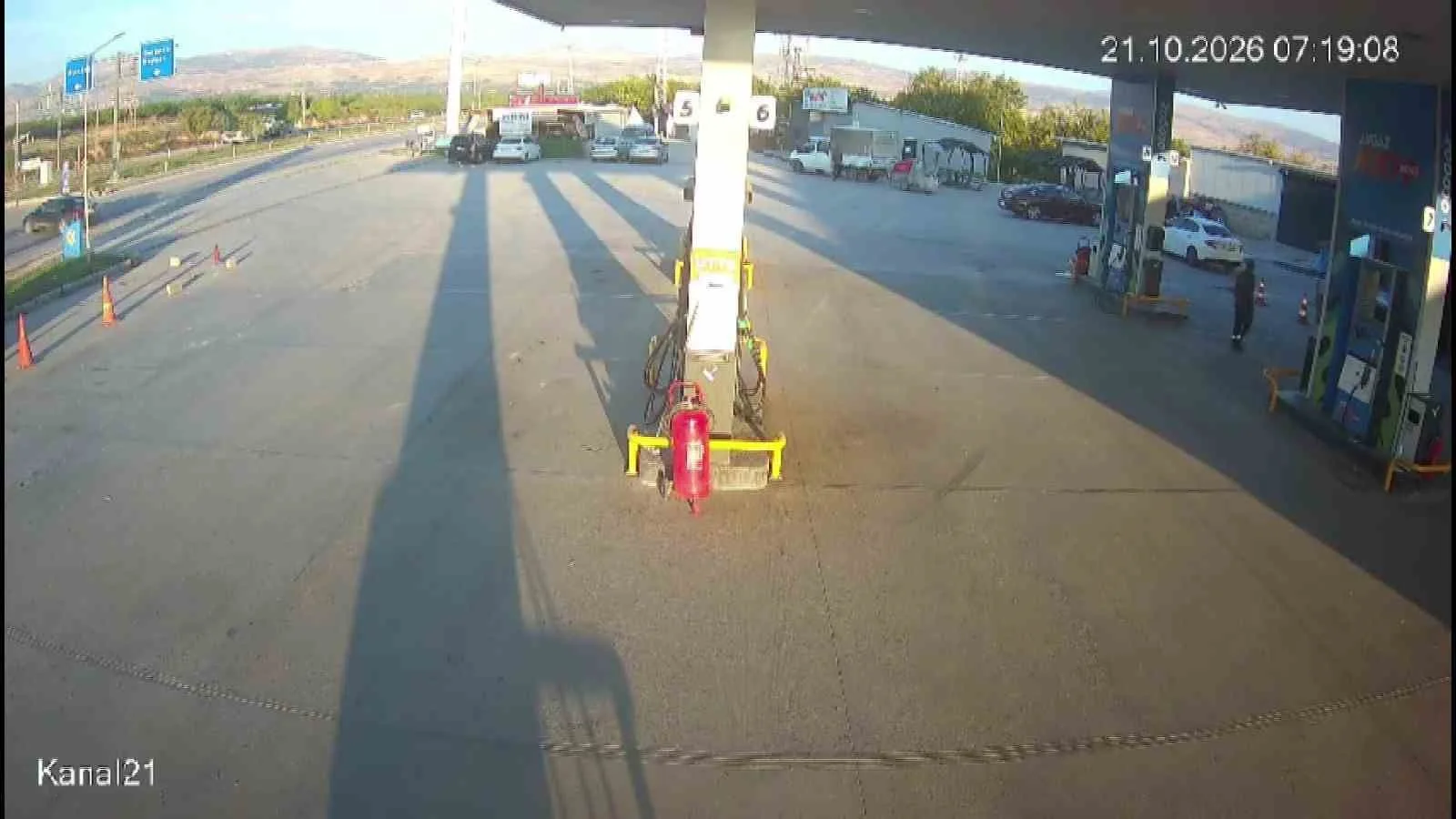 MALATYA'NIN AKÇADAĞ İLÇESİNDE OTOMOBİLLERİN ÇARPIŞTIĞI KAZADA 1'İ AĞIR 6 KİŞİ YARALANDI.