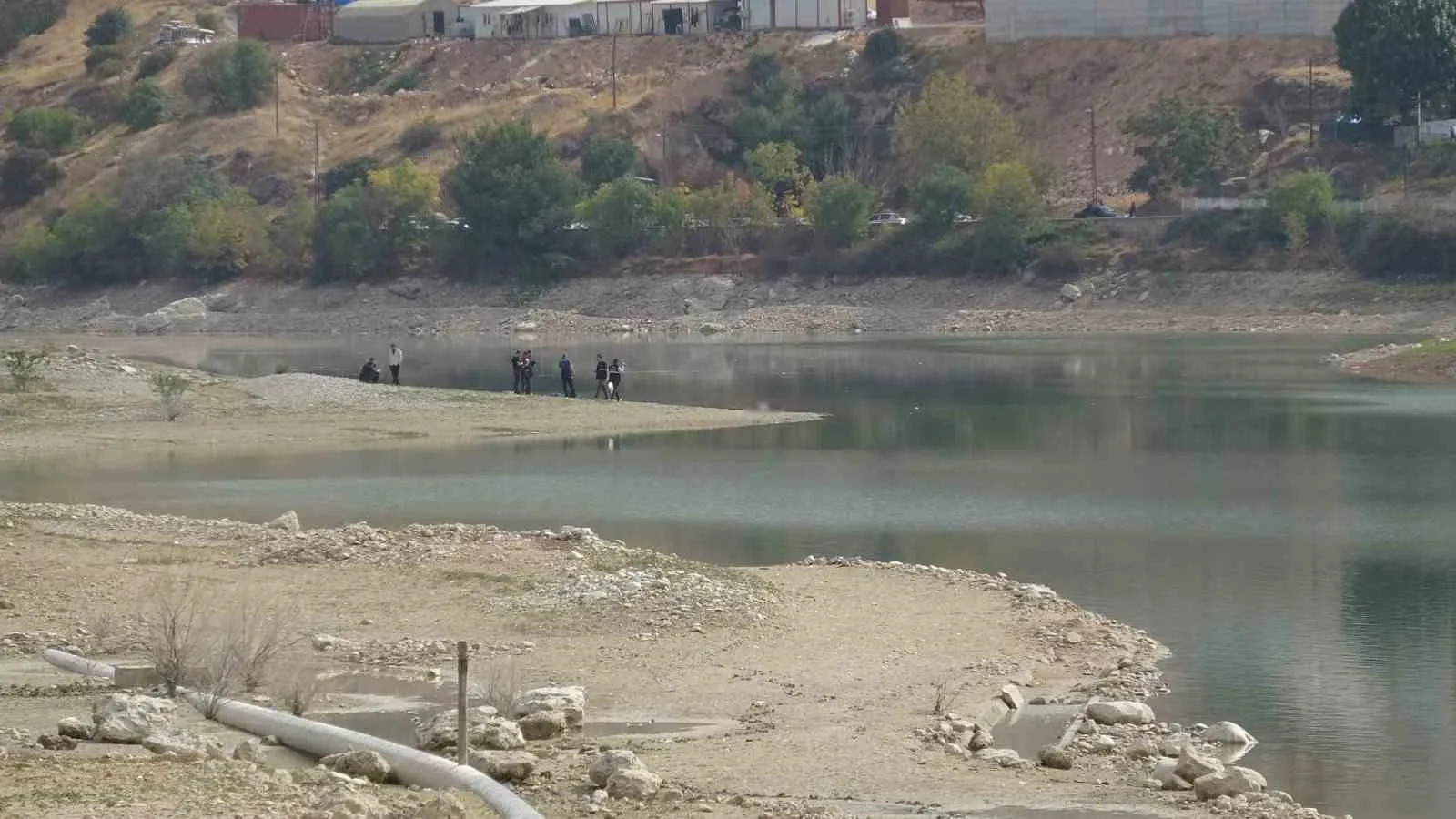 MALATYA'NIN BATTALGAZİ İLÇESİNDE BULUNAN PINARBAŞI GÖLETİ'NDE ERKEK CESEDİ BULUNDU.