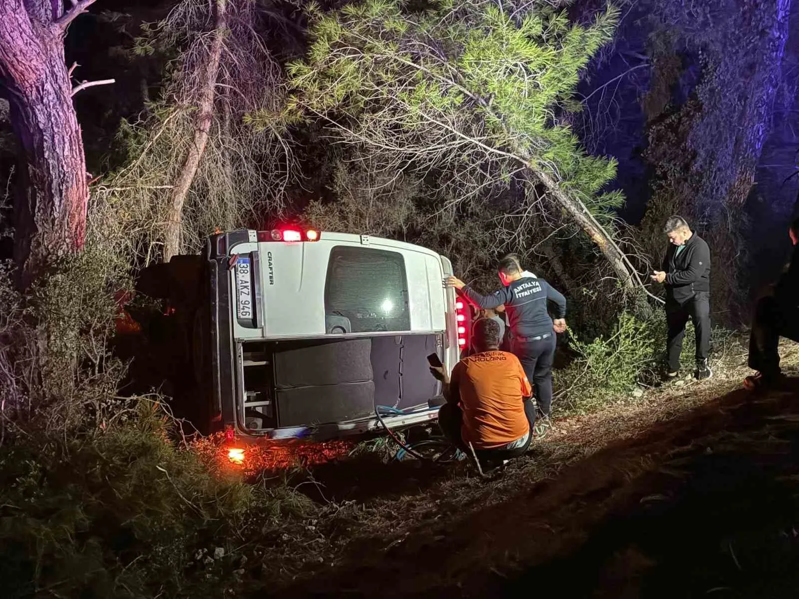 ANTALYA'NIN KUMLUCA İLÇESİNDE DAĞCI BİR EKİBİ TAŞIYAN MİNİBÜSÜN ŞARAMPOLE DEVRİLMESİ SONUCU SÜRÜCÜ DÂHİL 15 KİŞİ YARALANDI.