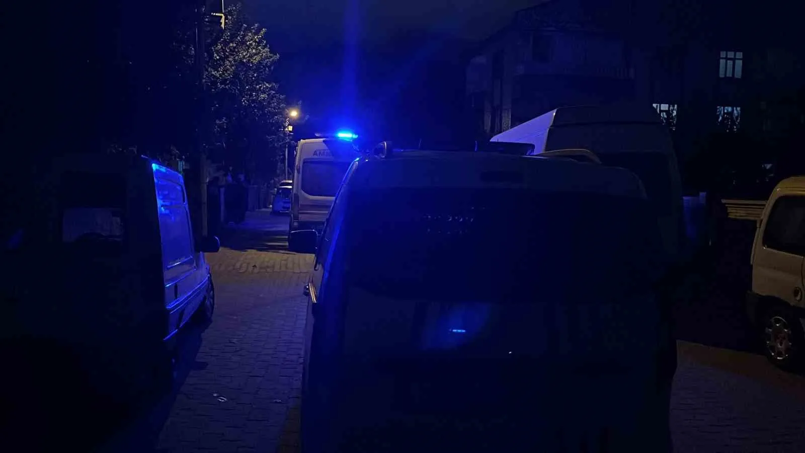KONYA’DA PARK HALİNDEKİ OTOMOBİLİN İÇERİSİNDE HAREKETSİZ HALDE BULUNAN GENÇ, YAPILAN KONTROLLER SONRASINDA HAYATINI KAYBETTİĞİ BELİRLENDİ.