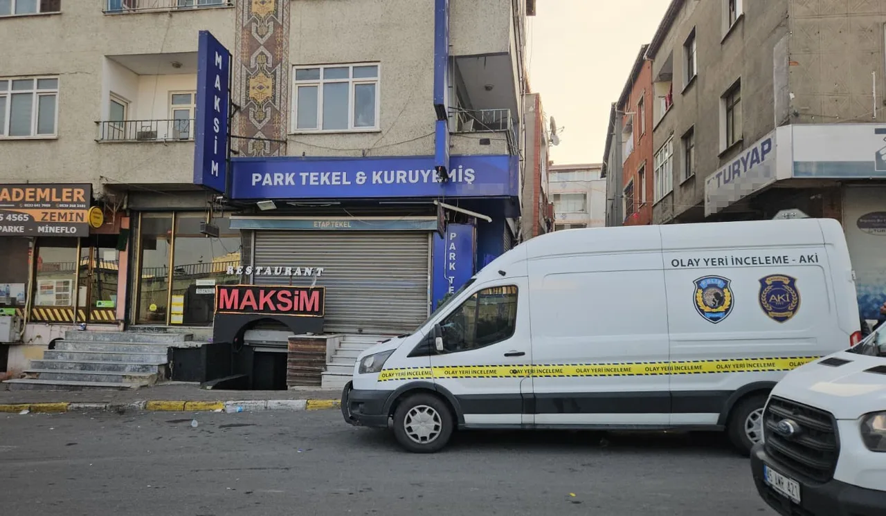 KÜÇÜKÇEKMECE'DE BİR MÜZİKHOLDE ÇIKAN SİLAHLI ÇATIŞMADA 1'İ POLİS MEMURU 2 KİŞİ HAYATINI KAYBETTİ, 2 KİŞİ YARALANDI.