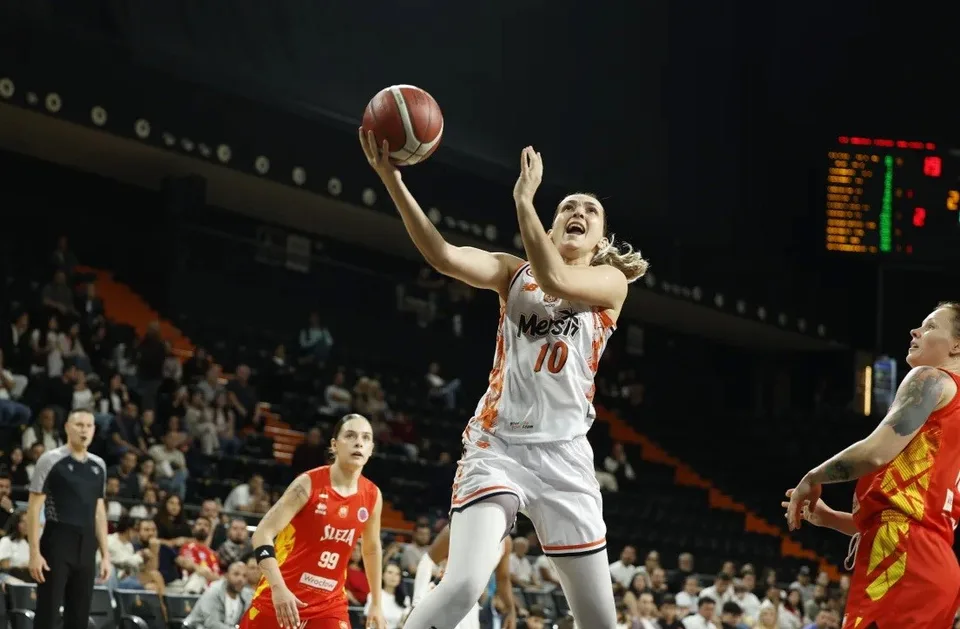 FIBA KADINLAR AVRUPA KUPASI D GRUBU İLK MAÇINDA ÇİMSA ÇBK MERSİN, POLONYA'NIN SLEZA WROCLAW TAKIMINI 72-59 YENDİ.