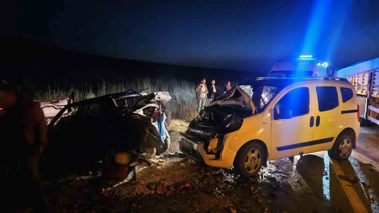 YARALILAR, SAĞLIK EKİPLERİNCE OLAY YERİNDE YAPILAN İLK MÜDAHALENİN ARDINDAN ALACA DEVLET HASTANESİNE KALDIRILDI.