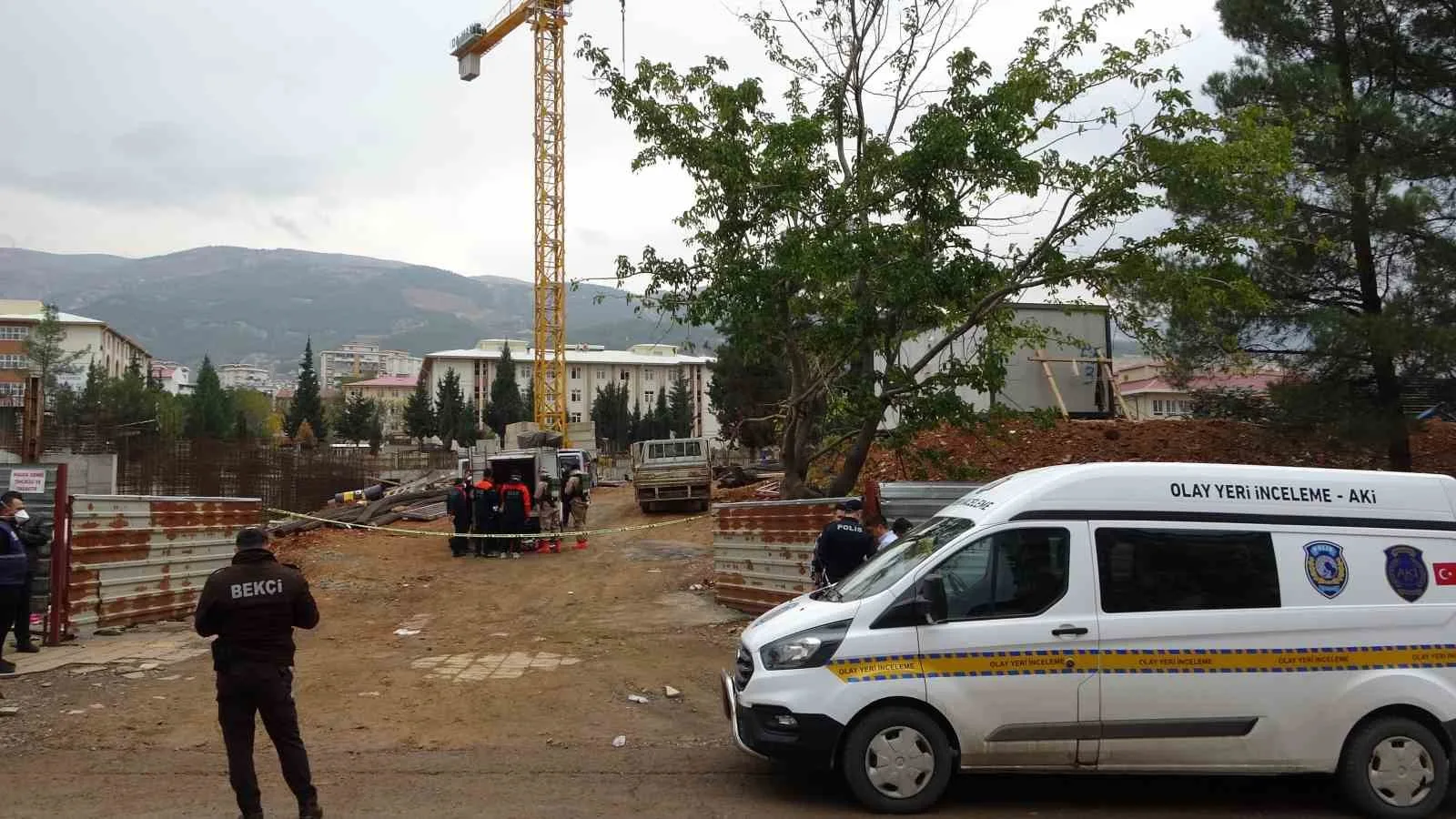 KAHRAMANMARAŞ’TA İKİ OKULUN YANINDA BULUNAN İNŞAATTA YÜRÜTÜLEN ÇALIŞMA SIRASINDA ORTAYA ÇIKAN VE KİMYASAL MADDE KAYNAKLI OLDUĞU DEĞERLENDİRİLEN KOKUDAN ETKİLENEN 20 ÖĞRENCİ, TEDBİR AMAÇLI HASTANEYE KALDIRILARAK AYAKTA TEDAVİ EDİLDİ.