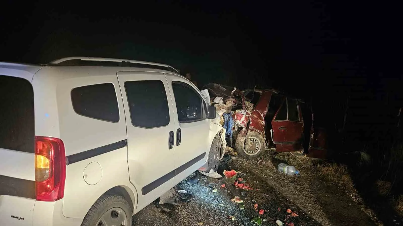 ÇORUM'UN ALACA İLÇESİNDE HAFİF TİCARİ ARAÇ İLE OTOMOBİL ÇARPIŞTI.
