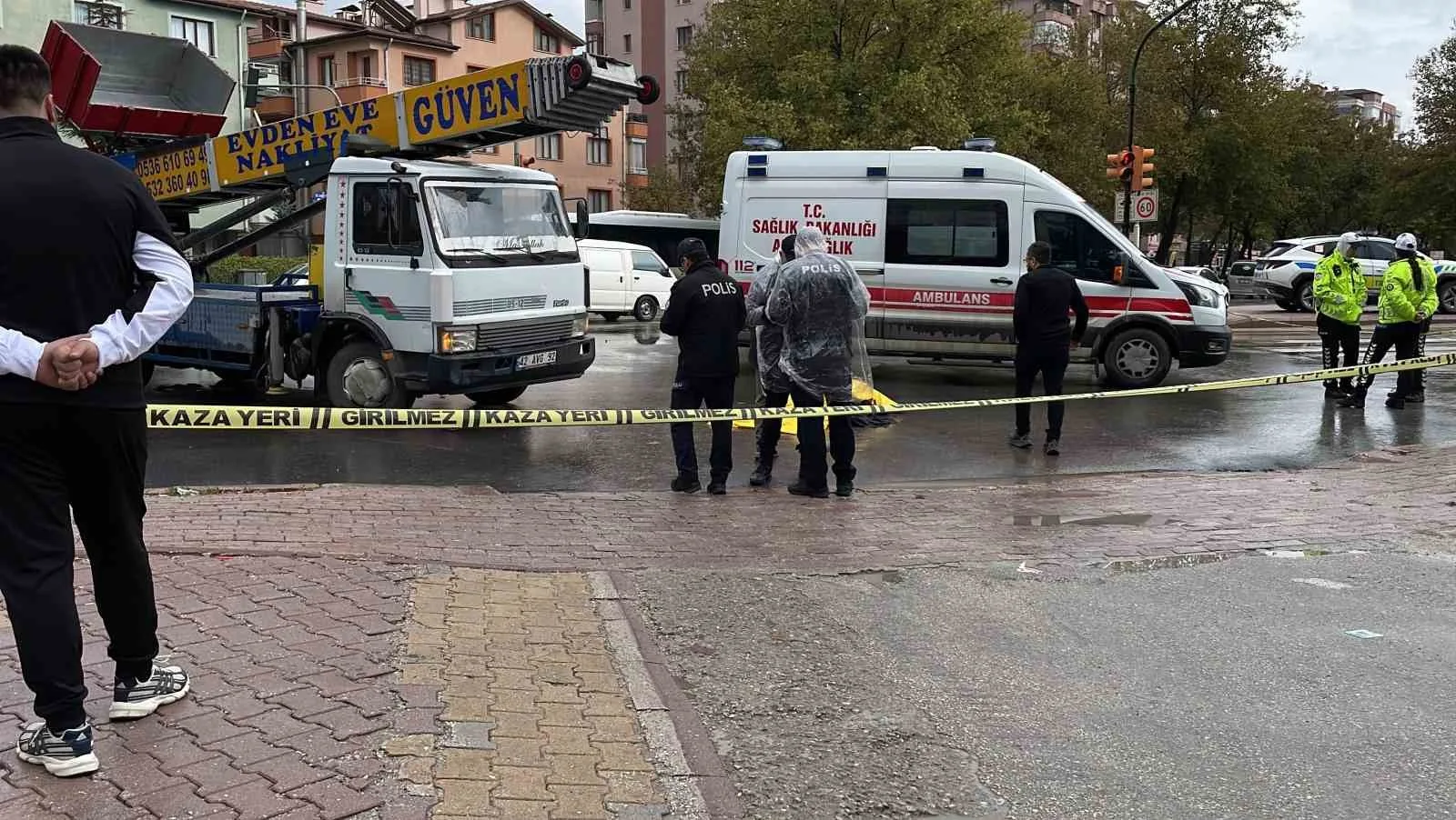 KONYA’DA YOLUN KARŞISINA GEÇMEYE ÇALIŞAN YAŞLI KADINA NAKLİYE KAMYONU ÇARPTI. KAZADA YAŞLI KADIN HAYATINI KAYBETTİ.