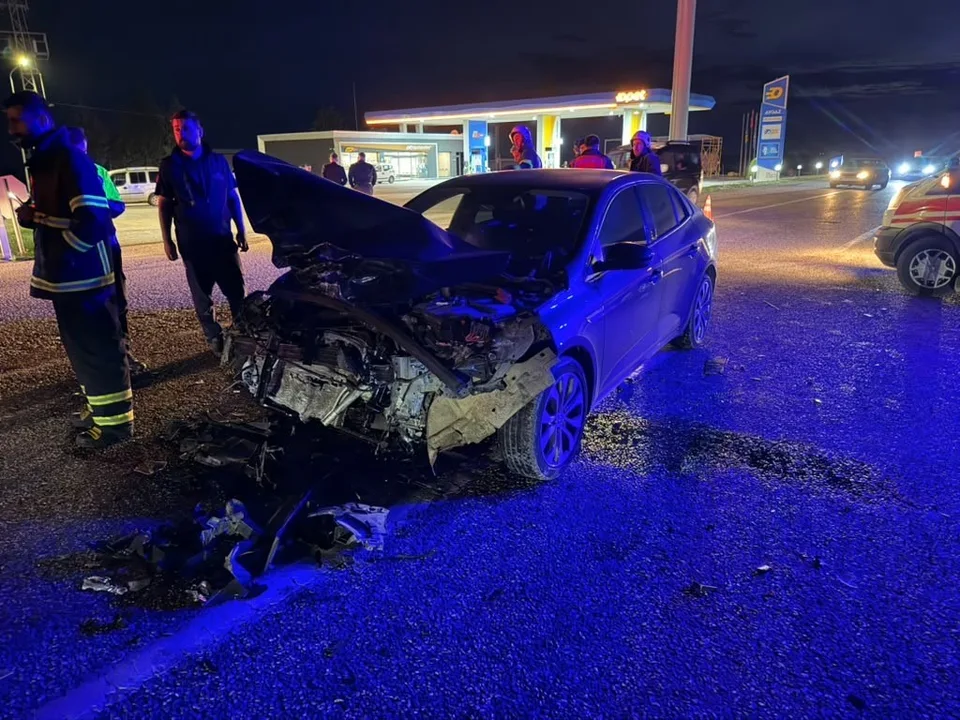 ADIYAMAN’IN KAHTA İLÇESİNDE OTOMOBİL İLE KAMYONETİN ÇARPIŞMASI SONUCU MEYDANA GELEN TRAFİK KAZASINDA 1’İ AĞIR 4 KİŞİ YARALANDI.