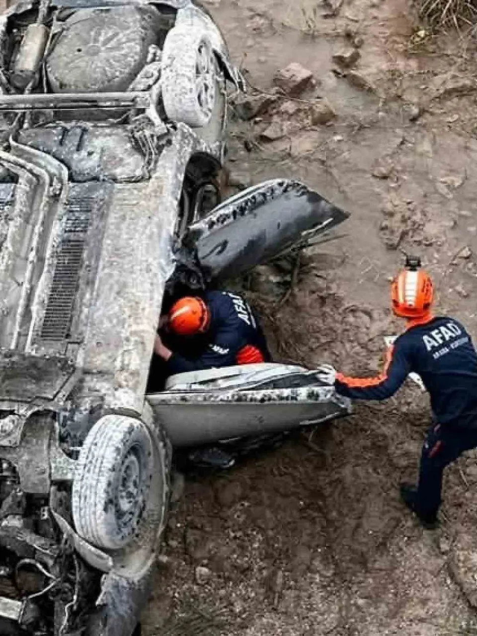 SİİRT'İN BAYKAN İLÇESİNDE KONTROLDEN ÇIKARAK TERS DÖNEN OTOMOBİLDE AYNI AİLEDEN 1'İ BEBEK 3 KİŞİ YARALANDI. ARAÇTA SIKIŞAN VE İTFAİYE İLE AFAD EKİPLERİNCE ÇIKARILAN YARALILARDAN 2'SİNİN DURUMUNUN AĞIR OLDUĞU ÖĞRENİLDİ.
