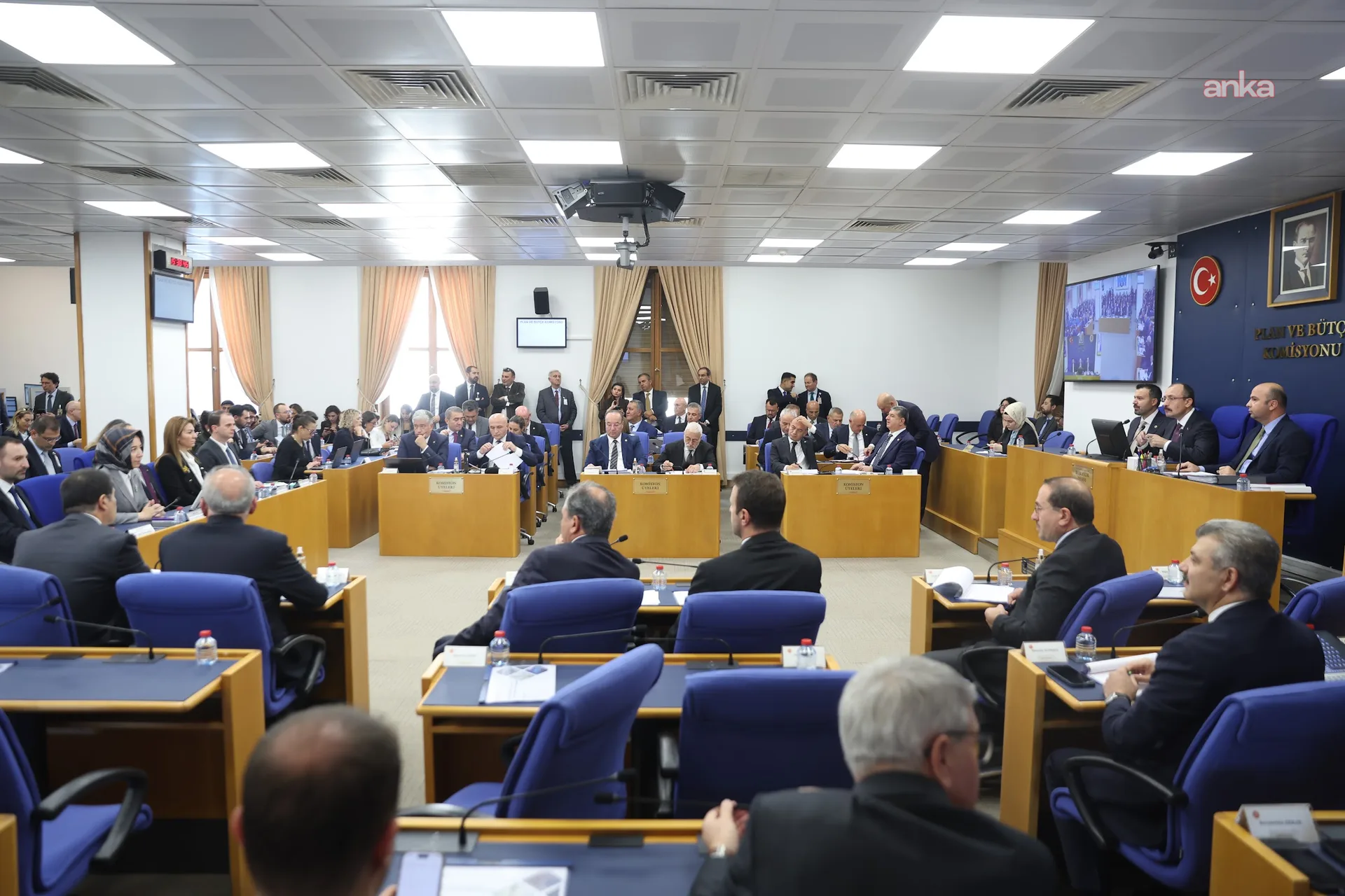 TBMM Plan ve Bütçe Komisyonu... Ümit Özlale: AK Parti'nin ekonomiden sorumlu birinci kişisi dezenflasyon programına inanmıyor
