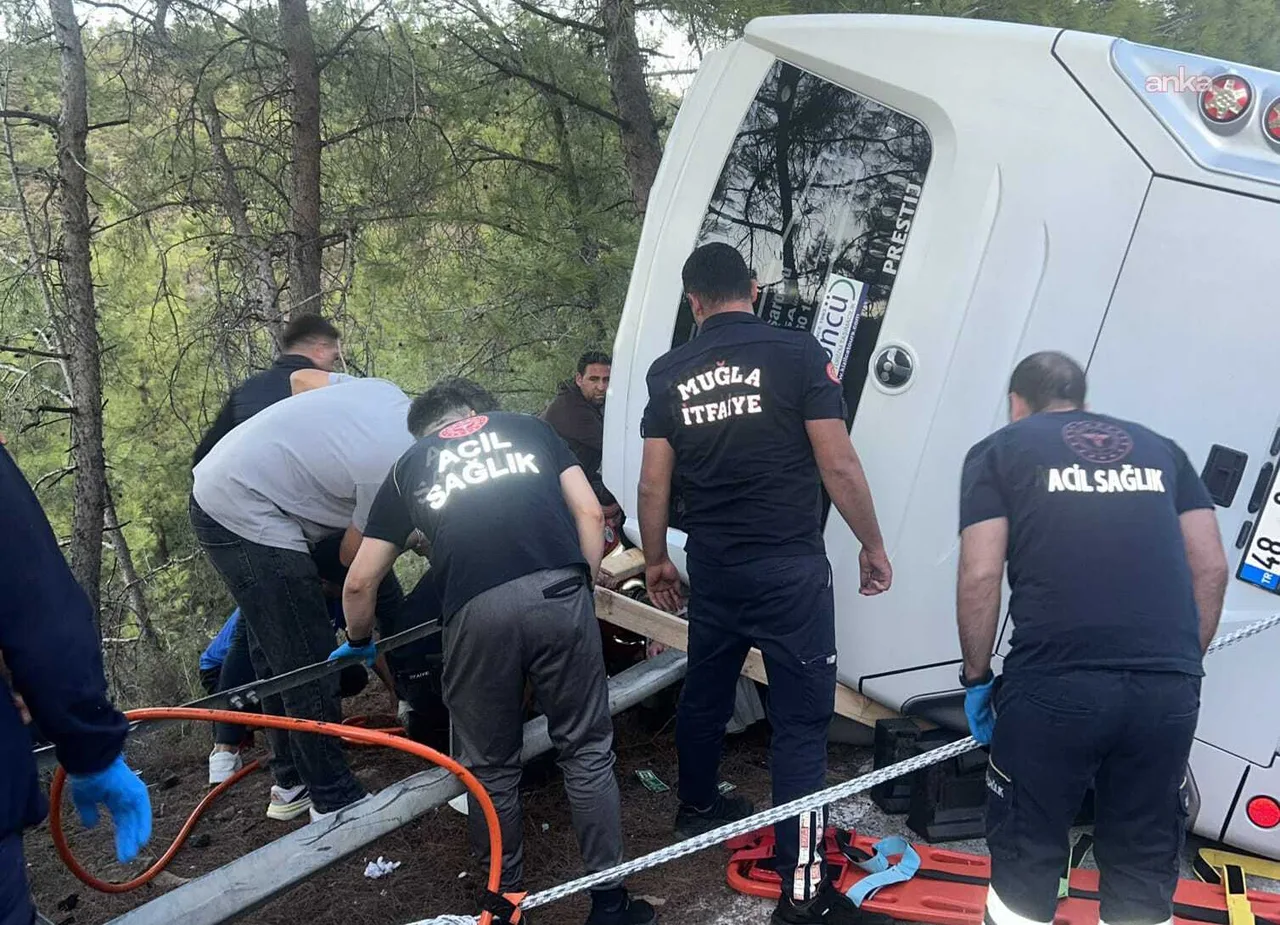 Marmaris'te otel servisi devrildi: 14 yaralı