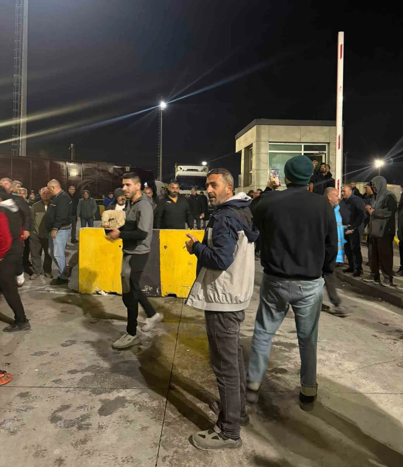 KAPIKULE SINIR KAPISI'NDA TIR SÜRÜCÜLERİ, SCHENGEN VİZE KISITLAMALARI NEDENİYLE MAĞDURİYET YAŞADIKLARINI BELİRTEREK YENİDEN EYLEM BAŞLATTI.