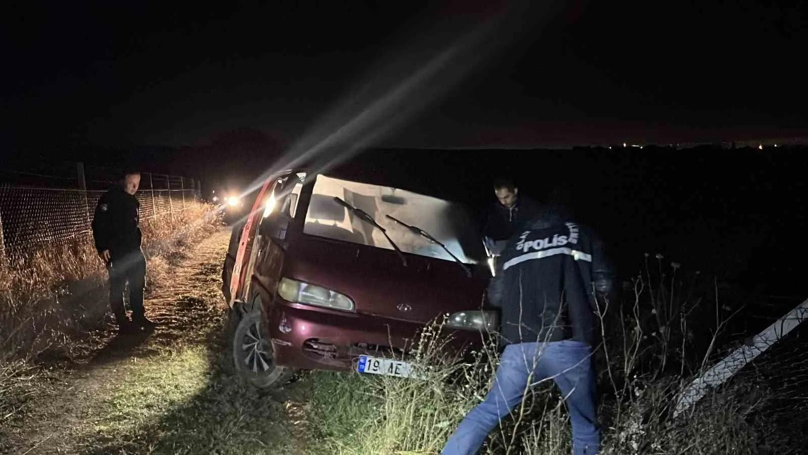 ÇORUM'DA KAYIP İHBARI ÜZERİNE 3 GÜNDÜR ARANAN İNŞAAT USTASI, TEL ÖRGÜYE ÇARPMIŞ MİNİBÜSÜNDE BAYGIN HALDE BULUNDU.
