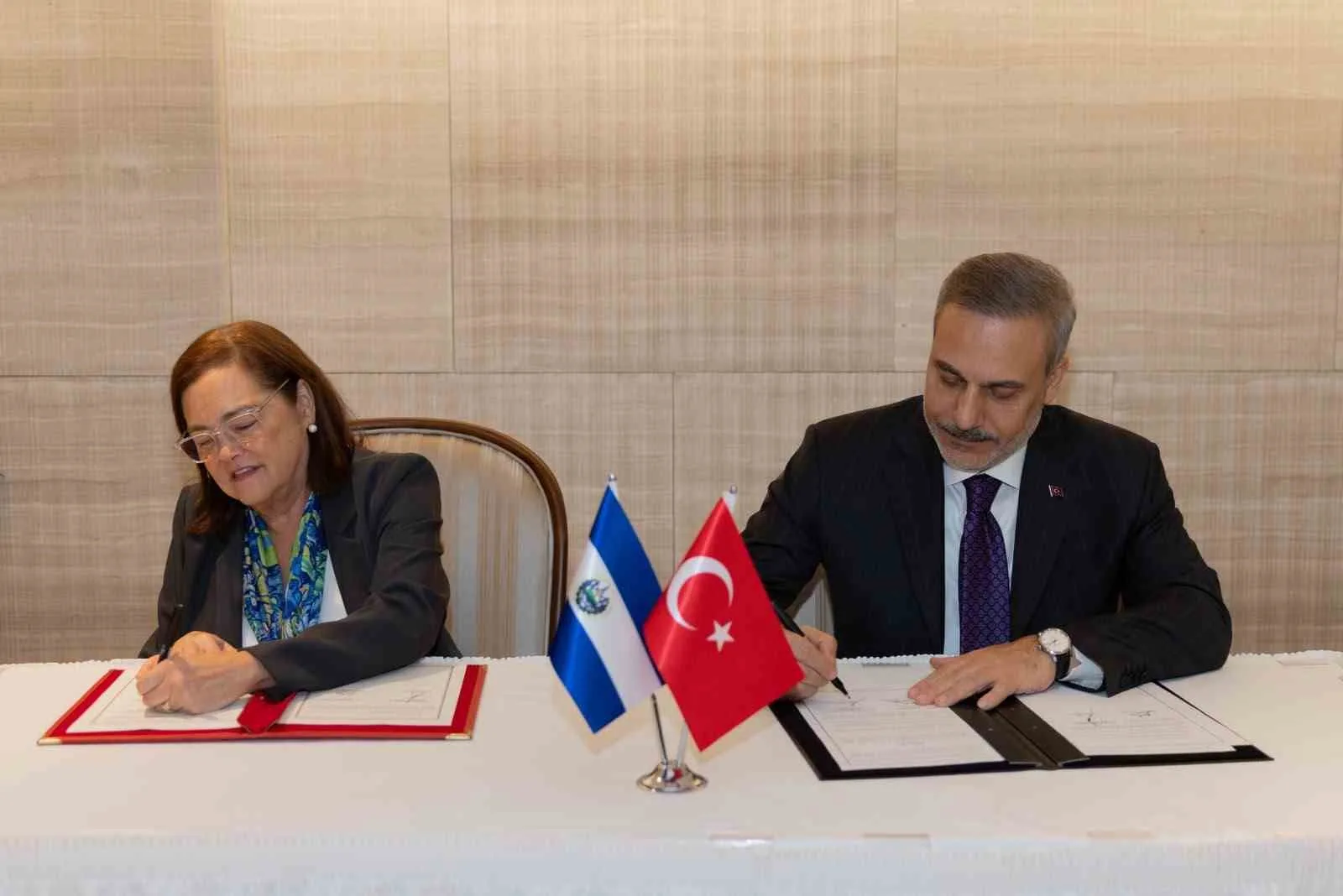 DIŞİŞLERİ BAKANI HAKAN FİDAN İLE EL SALVADOR DIŞİŞLERİ BAKANI ALEXANDRA HİLL ARASINDA GERÇEKLEŞTİRİLEN GÖRÜŞMENİN ARDINDAN ÇİFTE VERGİLENDİRMENİN ÖNLENMESİ ANLAŞMASI'NA İMZA ATILDI.