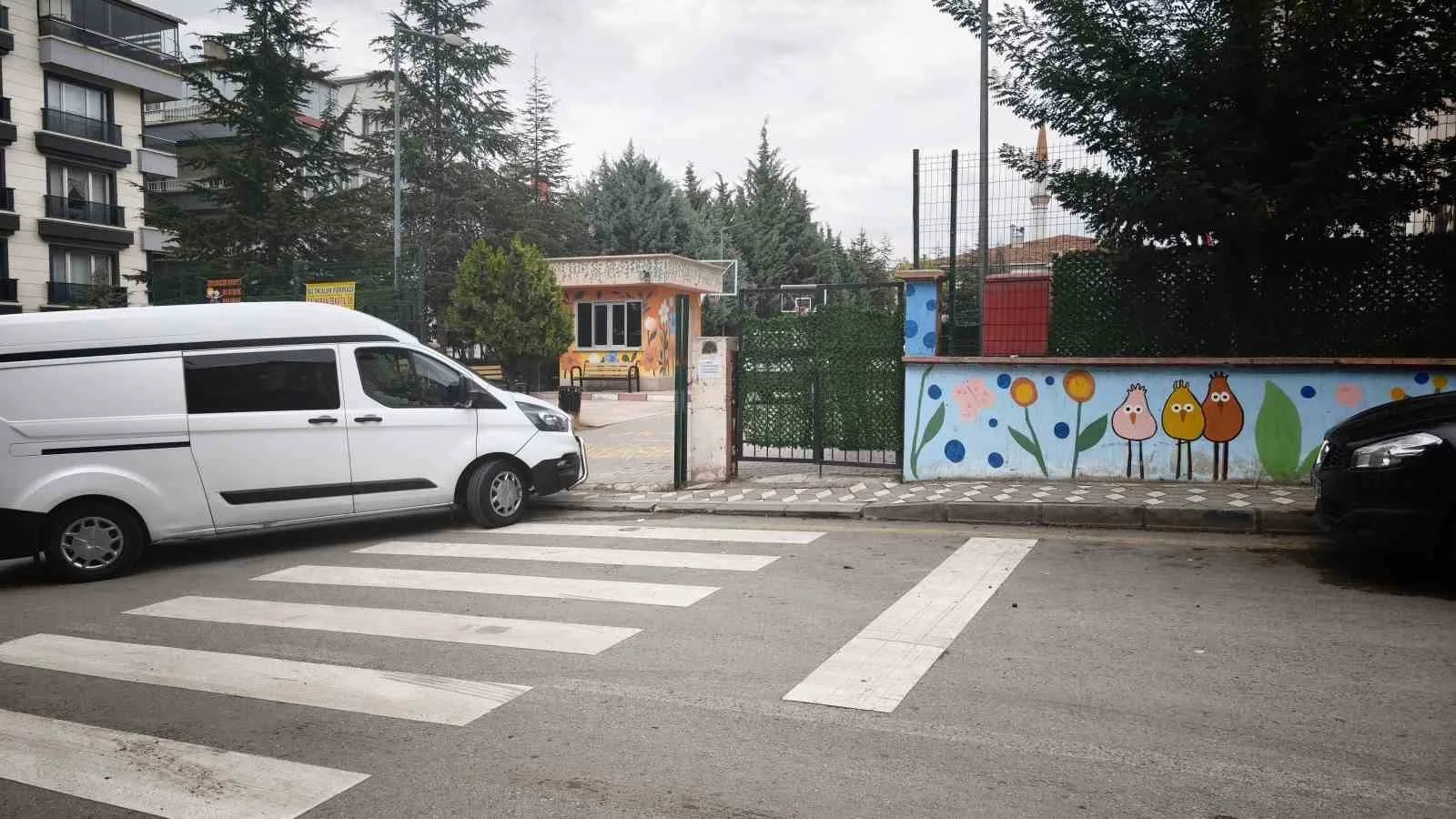 ANKARA'NIN ETİMESGUT İLÇESİNDEKİ BİR İLKOKULUN BAHÇESİNDE BOŞANMA AŞAMASINDAKİ EŞİ TARAFINDAN BIÇAKLANAN KADIN HAYATINI KAYBETTİ.