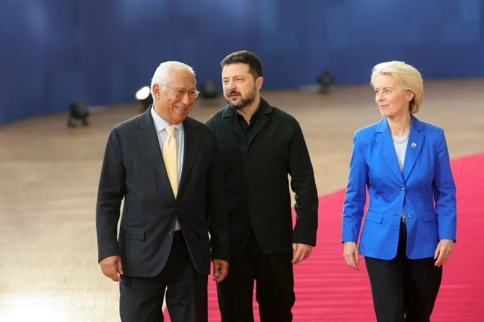 AVRUPA BİRLİĞİ (AB) KONSEYİ BAŞKANI ANTONİO COSTA, AB KOMİSYONU BAŞKANI URSULA VON DER LEYEN VE UKRAYNA DEVLET BAŞKANI VLADİMİR ZELENSKİY, BRÜKSEL'DE GERÇEKLEŞTİRİLEN AB LİDERLER ZİRVESİ'NİN İKİNCİ GÜNÜ TOPLANTILARI ÖNCESİNDE BASIN MENSUPLARINA AÇIKLAMALARDA BULUNDU.
