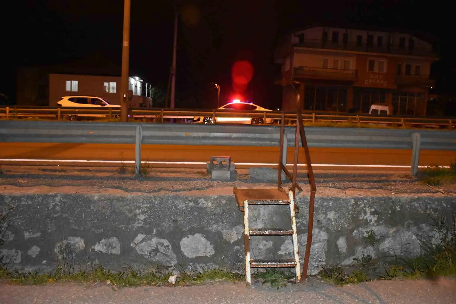 SAKARYA’NIN HENDEK İLÇESİ D-100 KARA YOLUNDA YOLUN KARŞISINA GEÇMEYE ÇALIŞAN 69 YAŞINDAKİ KADIN, OTOMOBİLİN ÇARPMASI NETİCESİNDE OLAY YERİNDE HAYATINI KAYBETTİ.