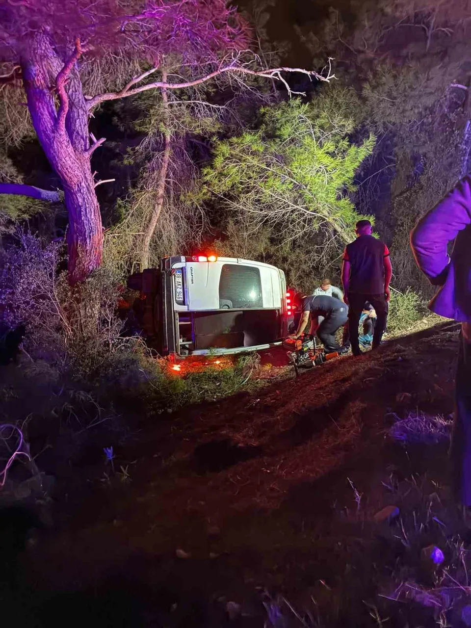 ANTALYA'NIN KUMLUCA İLÇESİNDE DAĞCI BİR EKİBİ TAŞIYAN MİNİBÜSÜN ŞARAMPOLE DEVRİLMESİ SONUCU SÜRÜCÜ DÂHİL 15 KİŞİ YARALANDI.