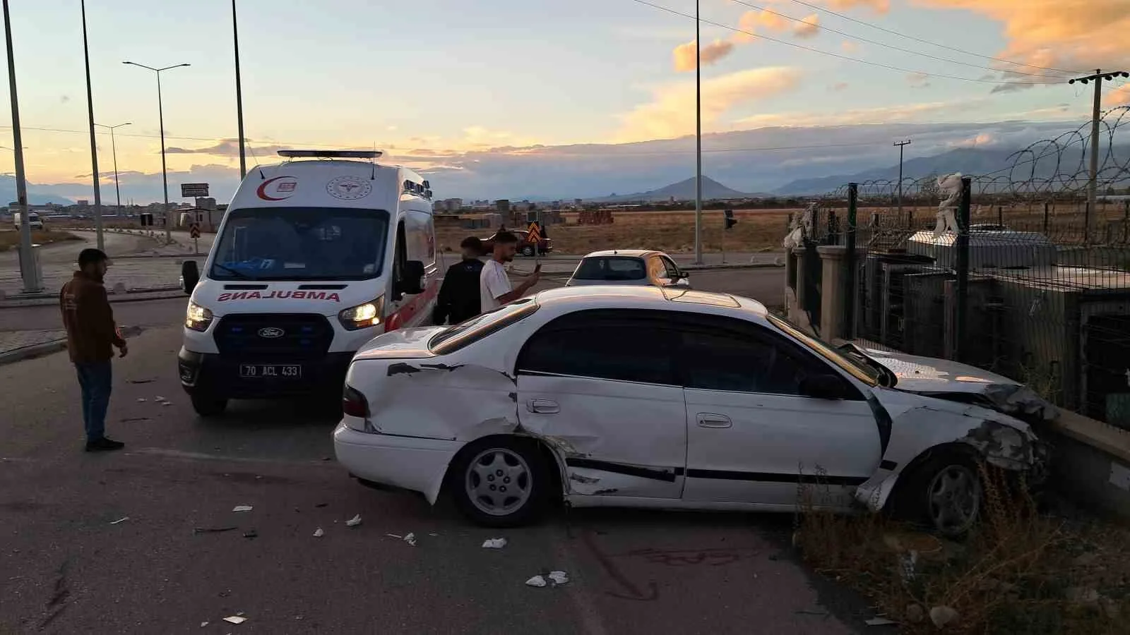 KARAMAN’DA İKİ OTOMOBİLİN KAVŞAKTA ÇARPIŞMASI SONUCU MEYDANA GELEN TRAFİK KAZASINDA 3 KİŞİ YARALANDI.