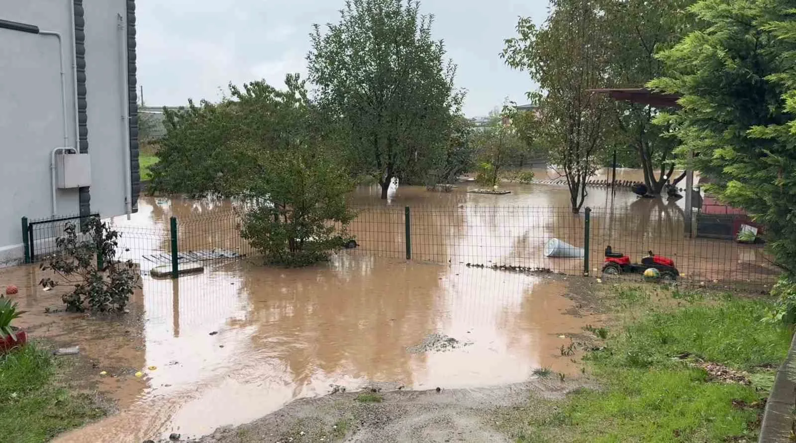 BAŞİSKELE İLÇESİNDE SAĞANAK YAĞIŞ NEDENİYLE CADDE, SOKAK, EV, DEPO VE SERALAR SULAR ALTINDA KALDI