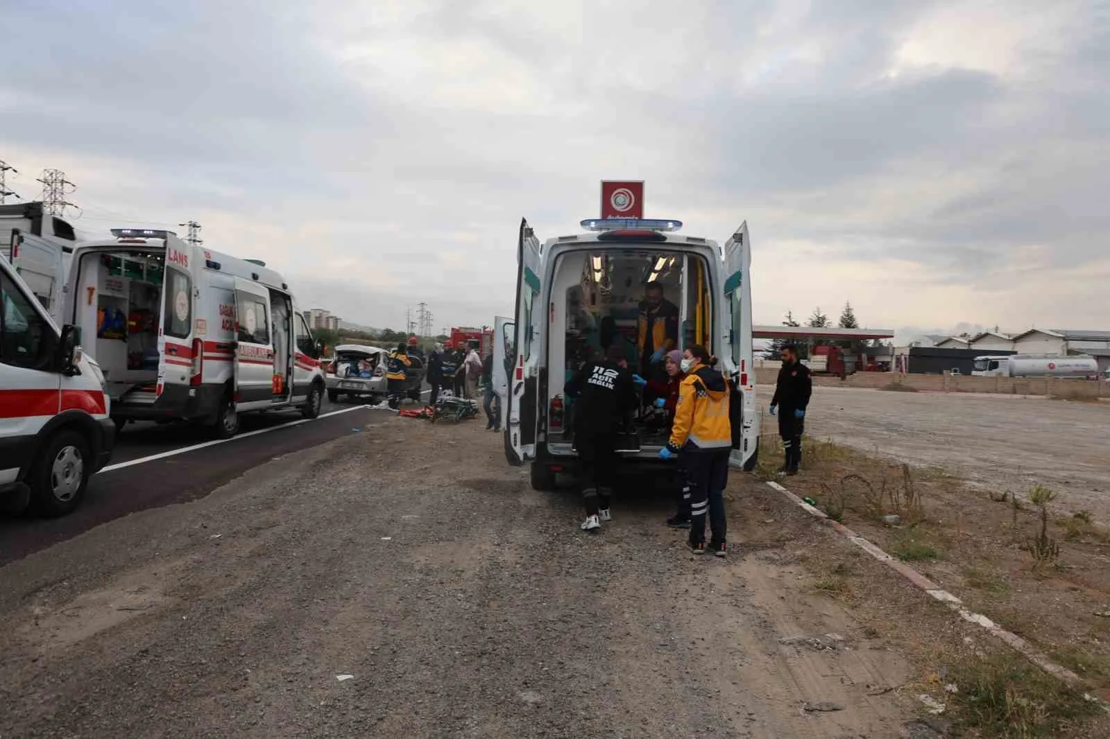 NEVŞEHİR'DE AYNI YÖNDE SEYİR HALİNDE OLAN İKİ OTOMOBİLİN ÇARPIŞMASI SONUCU MEYDANA GELEN TRAFİK KAZASINDA 7 KİŞİ YARALANDI.