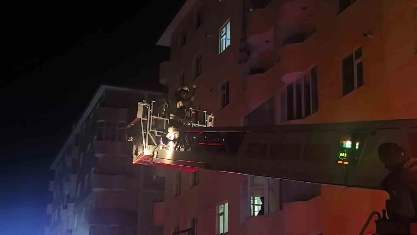 ERZURUM’UN PALANDÖKEN İLÇESİNDE BİR APARTMANIN 5’İNCİ KATINDA ÇIKAN YANGIN KORKU VE PANİĞE NEDEN OLDU. YOĞUN DUMAN NEDENİYLE ÜST KATLARDA MAHSUR KALAN VATANDAŞLAR İTFAİYE EKİPLERİNCE TAHLİYE EDİLİRKEN, YANGINDA CAN KAYBI VE YARALANMA YAŞANMADI.