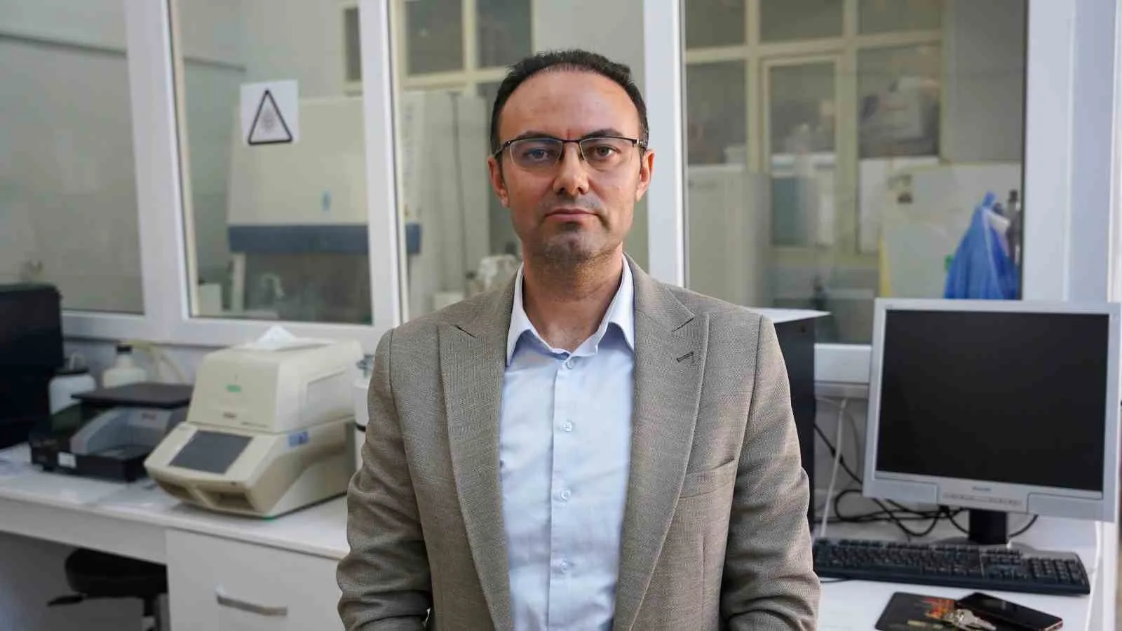 TOKAT GAZİOSMANPAŞA ÜNİVERSİTESİ FEN-EDEBİYAT FAKÜLTESİ MOLEKÜLER BİYOLOJİ VE GENETİK BÖLÜMÜ GENETİK ANABİLİM DALI BAŞKANI PROF. DR. ERCAN ÇAÇAN İSE HAYVANLARDA TANIMLANAN NOROVİRÜSLER İLE İNSANLARDA HASTALIĞA NEDEN OLAN NOROVİRÜSLER ARASINDA GENETİK FARKLILIKLAR BULUNDUĞUNU SÖYLEDİ.