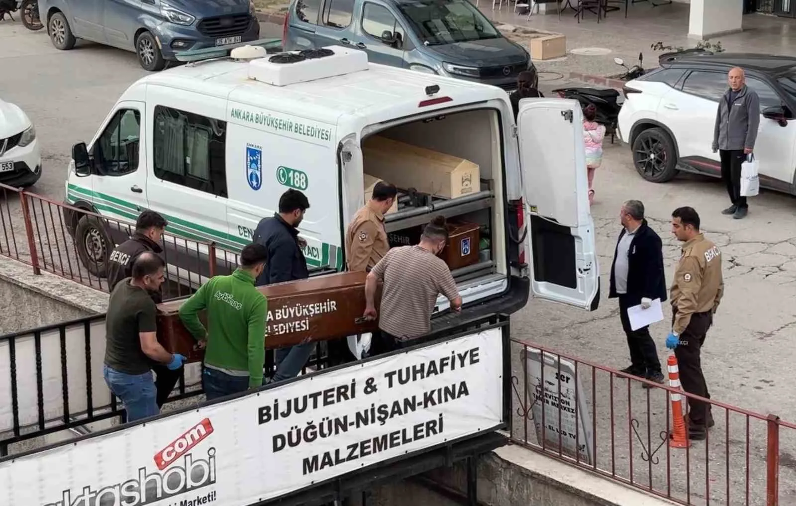 ANKARA’DA BOŞANDIĞINI KARISINI TABANCAYLA ÖLDÜREN ESKİ KOCASI CİNAYETİN ARDINDAN AYNI SİLAHLA İNTİHAR ETTİ. OLAYLA İLGİLİ KONUŞAN GÖRGÜ TANIKLARI İSE, ZANLININ CEBİNDEN İKİ KIZINI VE EŞİNİ ÖLDÜRECEĞİNE DAİR NOT ÇIKTIĞINI İDDİA ETTİ.