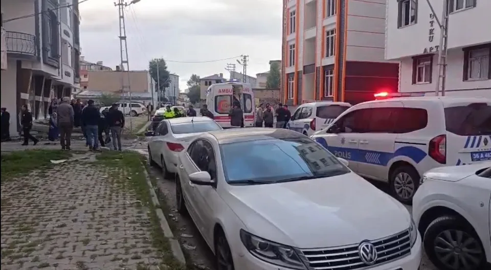 KARS'TA KİMLİĞİ HENÜZ BELİRLENEMEYEN MOTOSİKLETLİ BİR KİŞİ, 1'İ KADIN 2 KİŞİYİ SİLAHLA AYAĞINDAN VURARAK KAÇTI. YARALILAR, SAĞLIK EKİPLERİNİN İLK MÜDAHALESİNİN ARDINDAN HASTANEYE KALDIRILDI.