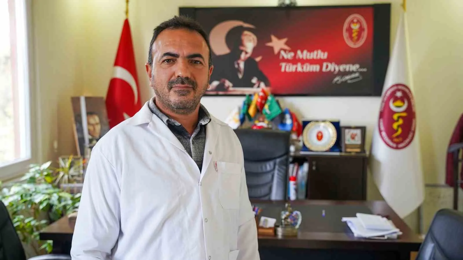 TOKAT VETERİNER HEKİMLER ODASI BAŞKANI SEYİT SAMİ KARYAĞDI, İNSANLARDAKİ VAKALARIN GÖRÜLDÜĞÜ DÖNEMDE KEDİ VE KÖPEKLERDE DE İSHAL VE KUSMA ŞİKÂYETLERİYLE VETERİNER KLİNİKLERİNE BAŞVURULAR OLDUĞUNU BELİRTTİ.