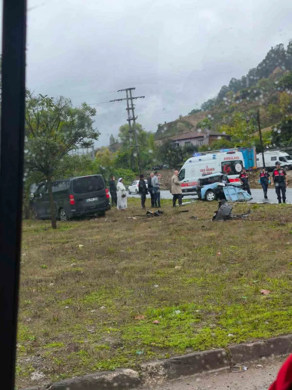 YALOVA-BURSA KARA YOLUNDA OTOMOBİL VE MİNİBÜSÜN ÇARPIŞMASI SONUCU MEYDANA GELEN KAZADA 1 KİŞİ ÖLDÜ.