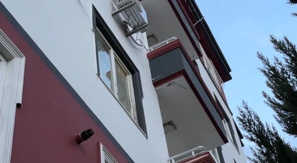 GAZİANTEP'TE PSİKOLOJİK SORUNLARI OLDUĞU İDDİA EDİLEN KADININ ARDINDAN KOCASI VE 5 YAŞINDAKİ ÇOCUKLARI DA 2. KATTAKİ EVLERİNİN PENCERESİNDEN AŞAĞI ATLADI.