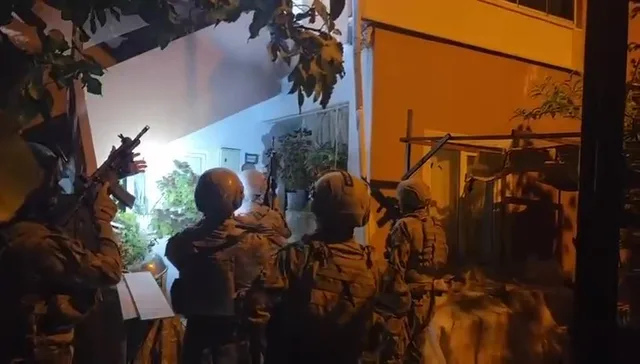 ADANA MERKEZLİ 11 İLDE 16 BOYUNCA YAPILAN TEKNİK VE FİZİKİ TAKİBİN ARDINDAN ‘YIKAMACILAR’ SİLAHLI SUÇ ÖRGÜTÜNE ŞAFAK VAKTİ GERÇEKLEŞTİRİLEN OPERASYONDA 102 ŞÜPHELİ GÖZALTINA ALINDI. OPERASYONDA ÇOK SAYIDA RUHSATSIZ SİLAH VE UYUŞTURUCU MADDE DE ELE GEÇİRİLDİ.