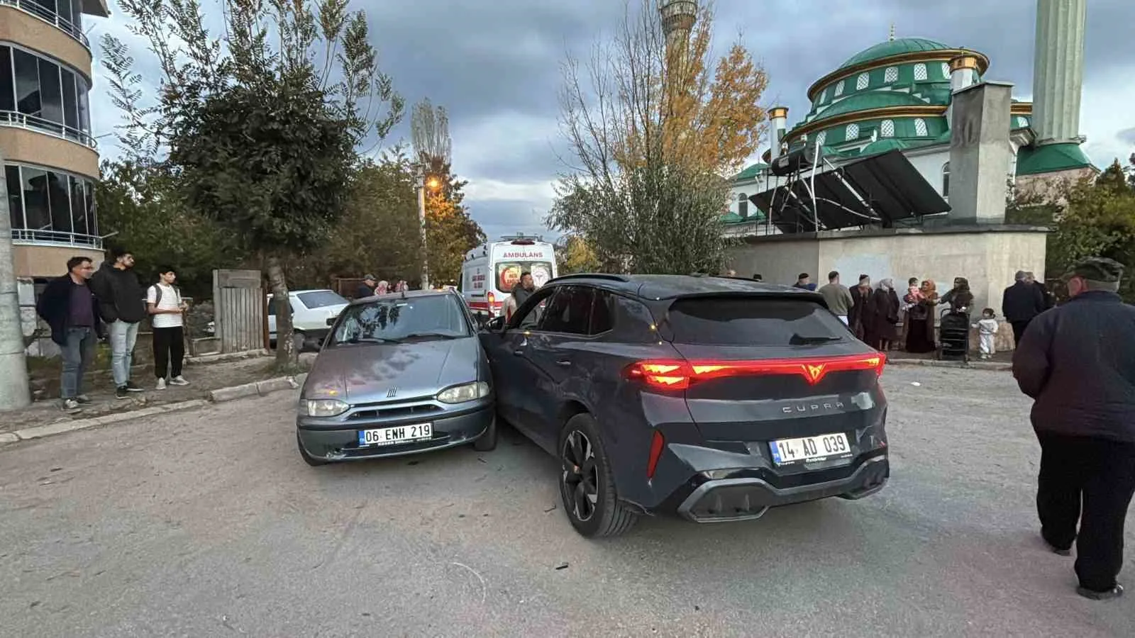 BOLU’DA SOKAK ARASINDA CİPLE OTOMOBİLİN ÇARPIŞMASI SONUCUNDA MEYDANA GELEN KAZADA 4 KİŞİ YARALANDI.
