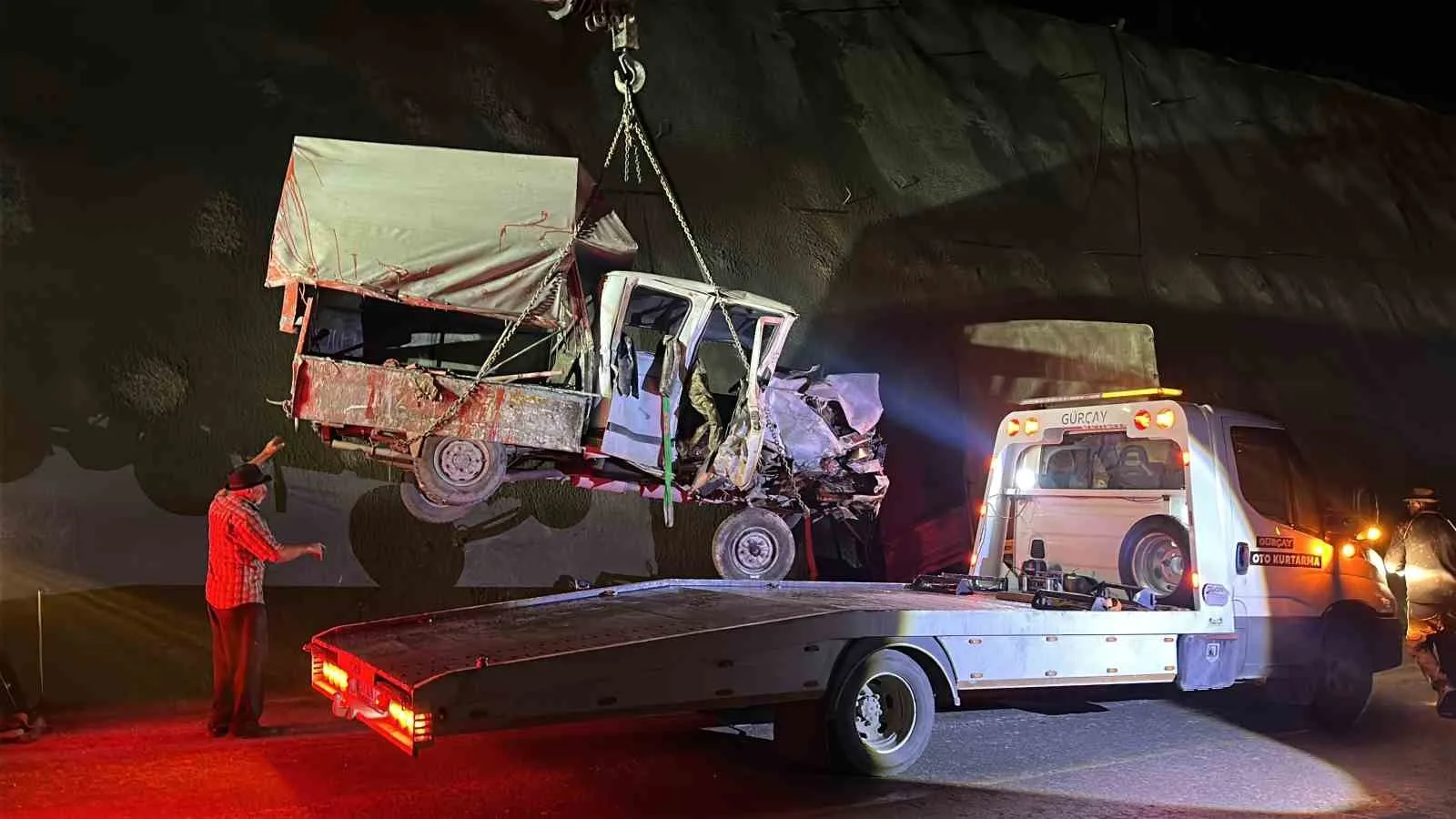 KASTAMONU’DA İKİ KAMYONETİN ÇARPIŞMASI NETİCESİNDE MEYDANA GELEN KAZADA 9 KİŞİ YARALANDI.