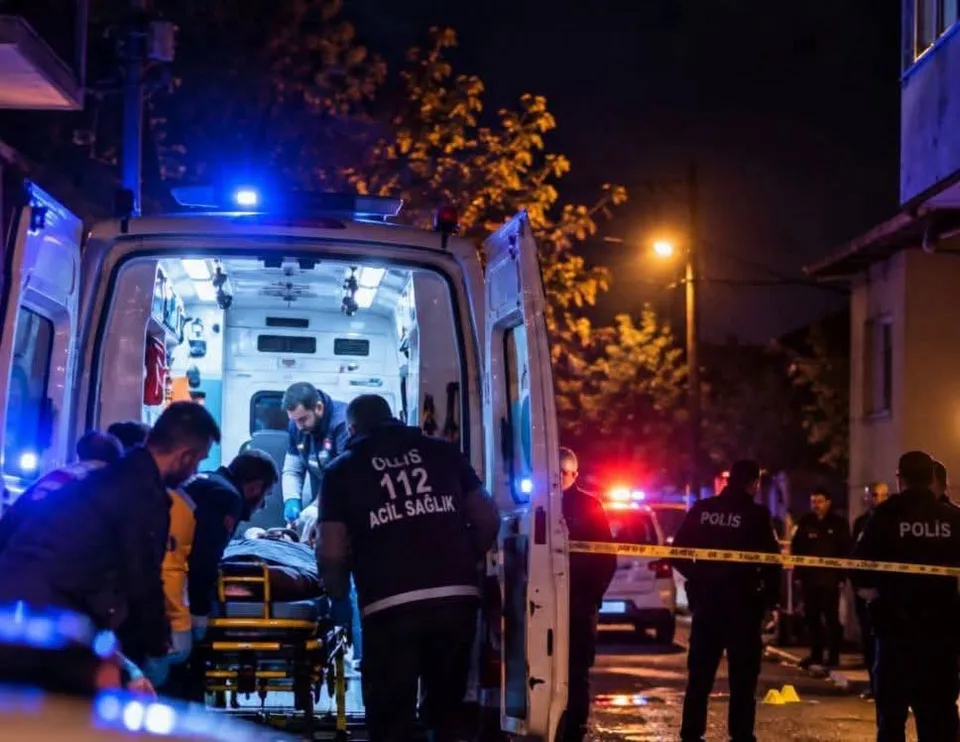 SAĞLIK EKİPLERİNİN OLAY YERİNDEKİ İLK MÜDAHALELERİNİN ARDINDAN YARALILAR AMBULANSLARLA UZUNKÖPRÜ DEVLET HASTANESİ'NE KALDIRILDI.