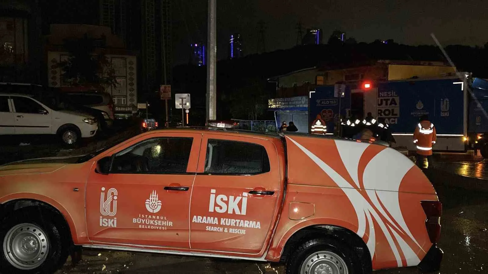 SARIYER’DE ETKİLİ OLAN ŞİDDETLİ SAĞANAK YAĞIŞIN ARDINDAN OLUŞAN SELDE KARŞIDAN KARŞIYA GEÇMEYE ÇALIŞAN 34 YAŞINDAKİ S.Y., DENGESİNİ KAYBEDEREK DÜŞÜP KAFASINI KALDIRIMA ÇARPTI. AĞIR YARALI OLARAK HASTANEYE KALDIRILAN S.Y., YAPILAN TÜM MÜDAHALELERE RAĞMEN HAYATINI KAYBETTİ.