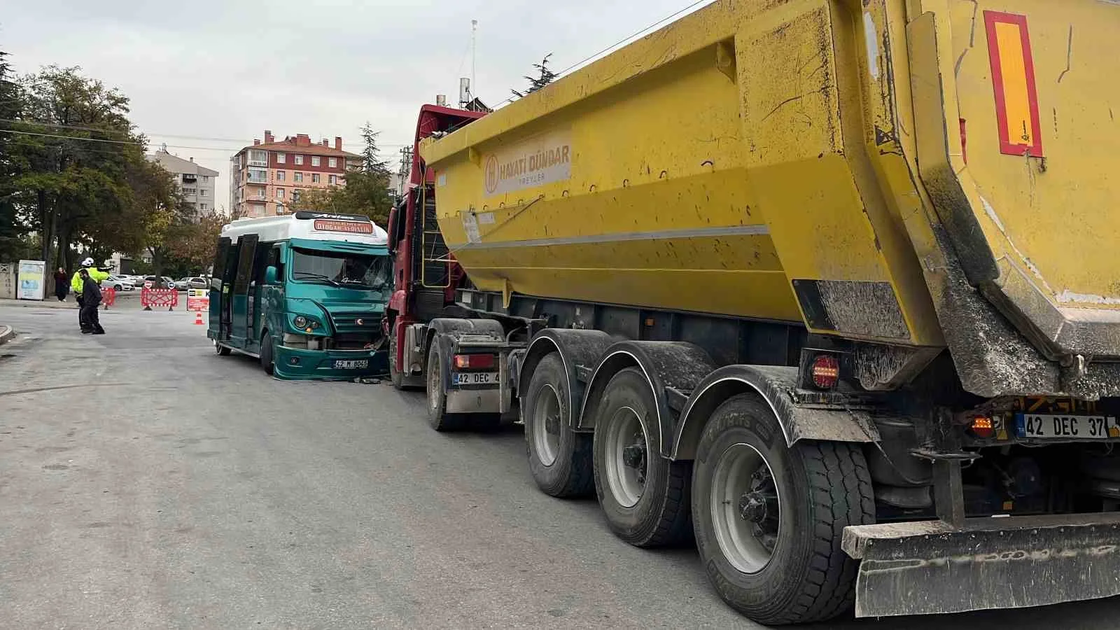 KONYA'DA HAFRİYAT KAMYONUYLA ÇARPIŞAN MİNİBÜSTEKİ 10 KİŞİ YARALANDI.