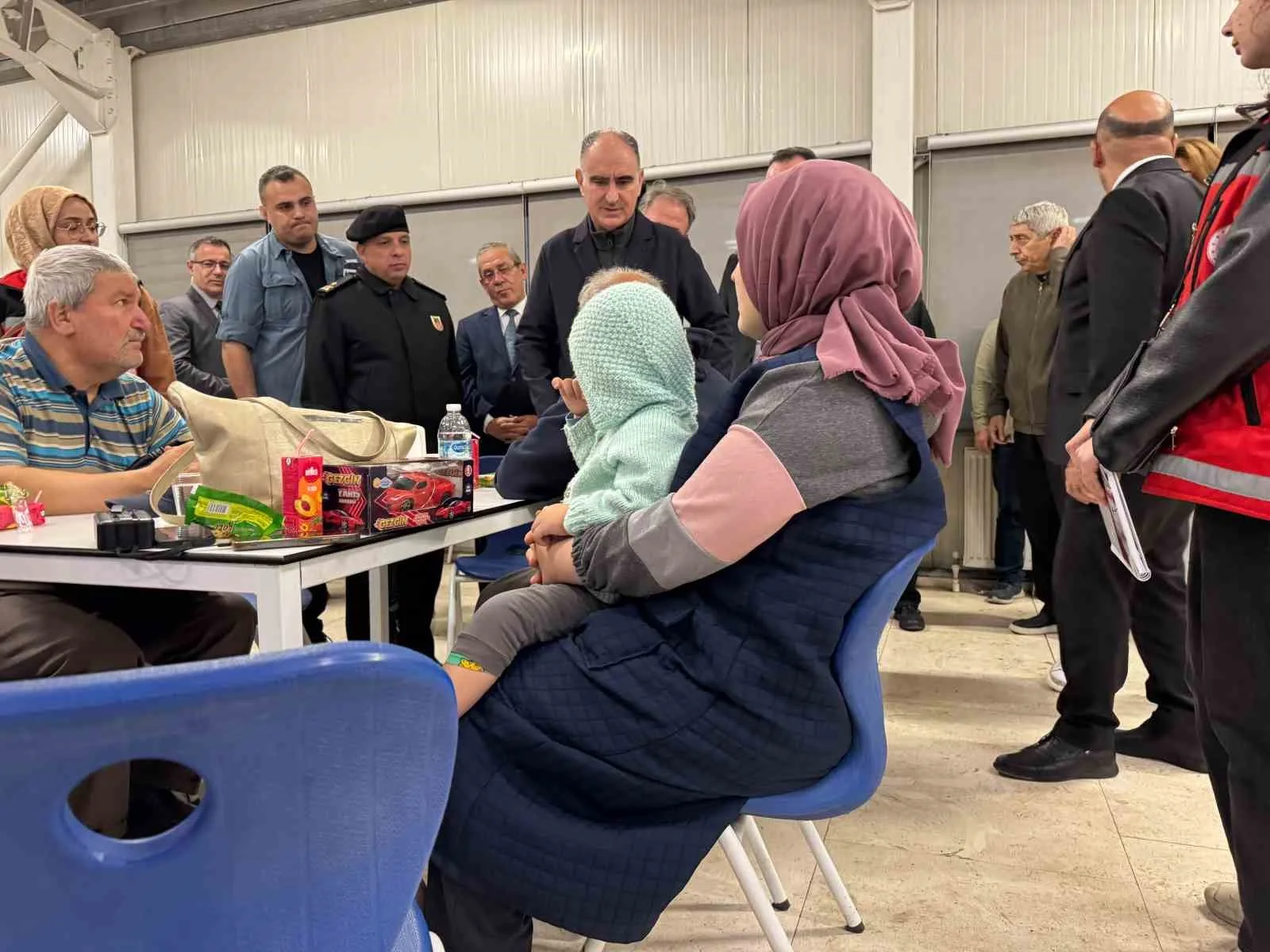 GÖÇÜK ALTINDAKİ İŞÇİLERİN AİLELERİNİN DE MADEN SAHASINDAKİ ENDİŞELİ BEKLEYİŞLERİ DEVAM EDİYOR.