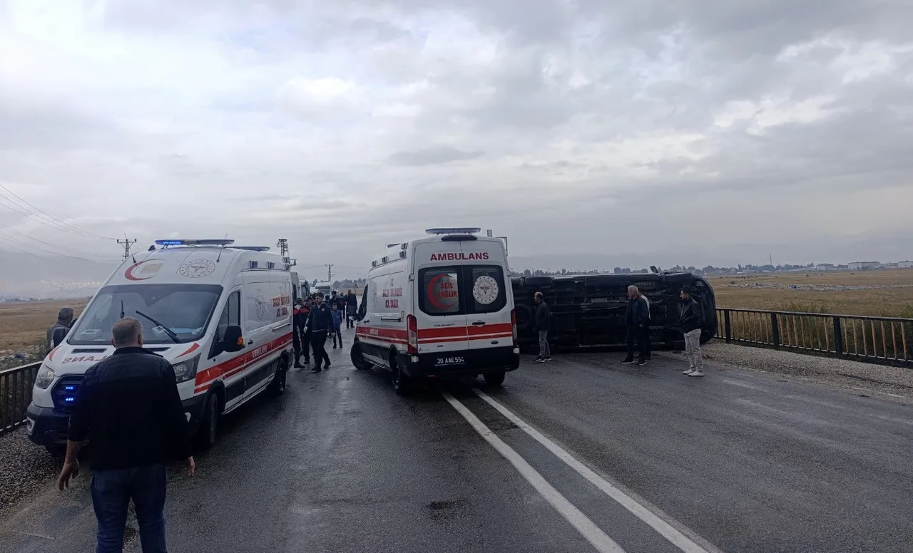 HAKKARİ'NİN YÜKSEKOVA İLÇESİNDE OKUL SERVİSİNİN DEVRİLMESİ SONUCU 10 ÖĞRENCİ YARALANDI.