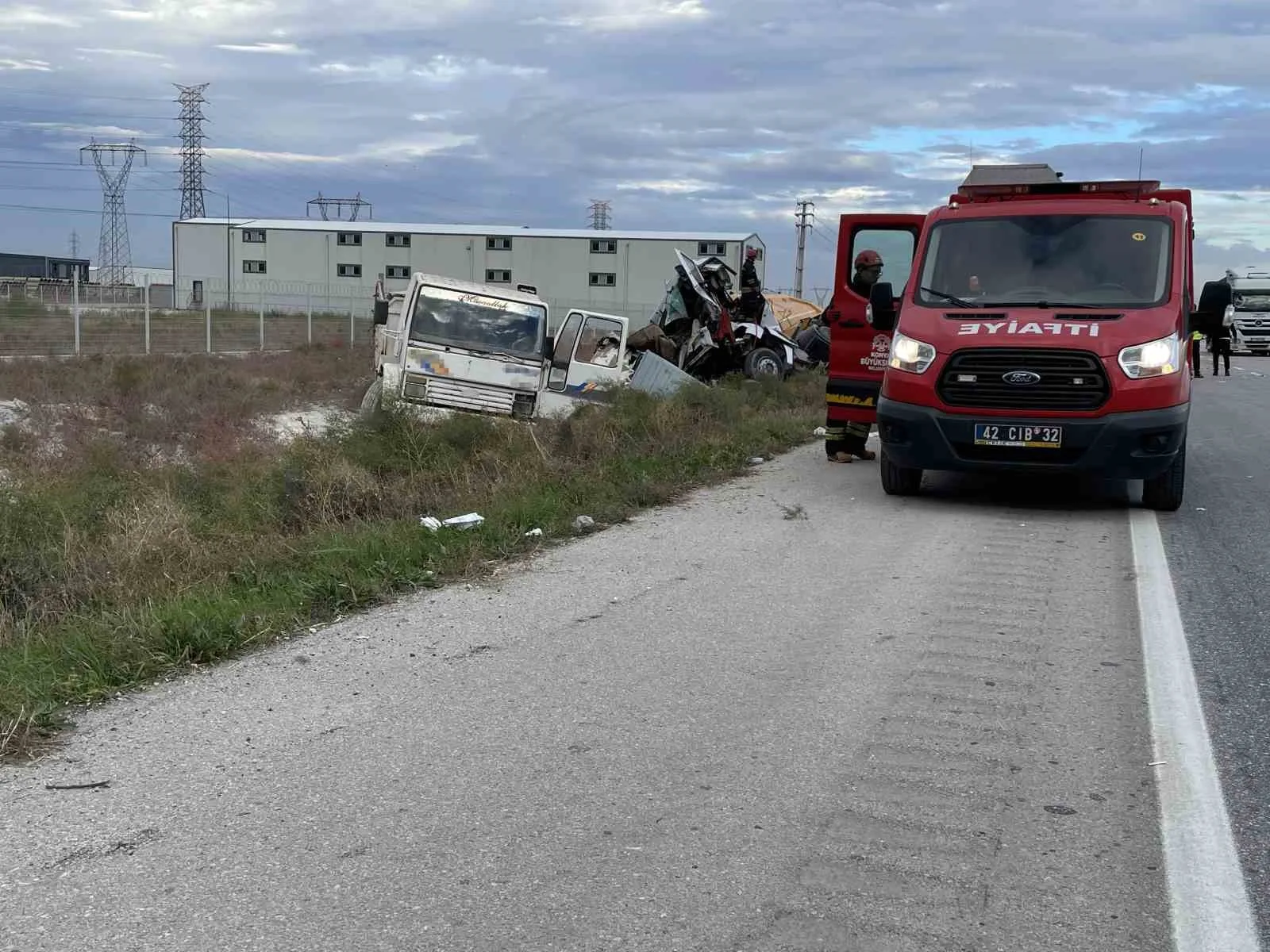 KONYA’DA HAFRİYAT KAMYONUNUN DEMİR YÜKLÜ KAMYONA ÇARPMASI SONUCU MEYDANA GELEN KAZADA 1 KİŞİ ÖLDÜ 1 KİŞİ DE YARALANDI. KAZA YERİ DRON İLE HAVADAN GÖRÜNTÜLENDİ.