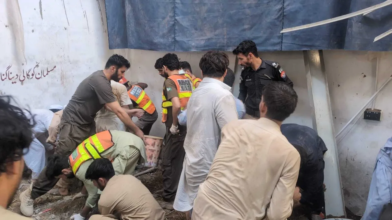 PAKİSTAN'DA BİR OKULUN ÇATISININ ÇÖKMESİ 28'İ ÇOCUK, 1'İ ÖĞRETMEN OLMAK ÜZERE TOPLAM 29 KİŞİ HAYATINI KAYBEDERKEN, 40'TAN FAZLA KİŞİ DE YARALANDI.