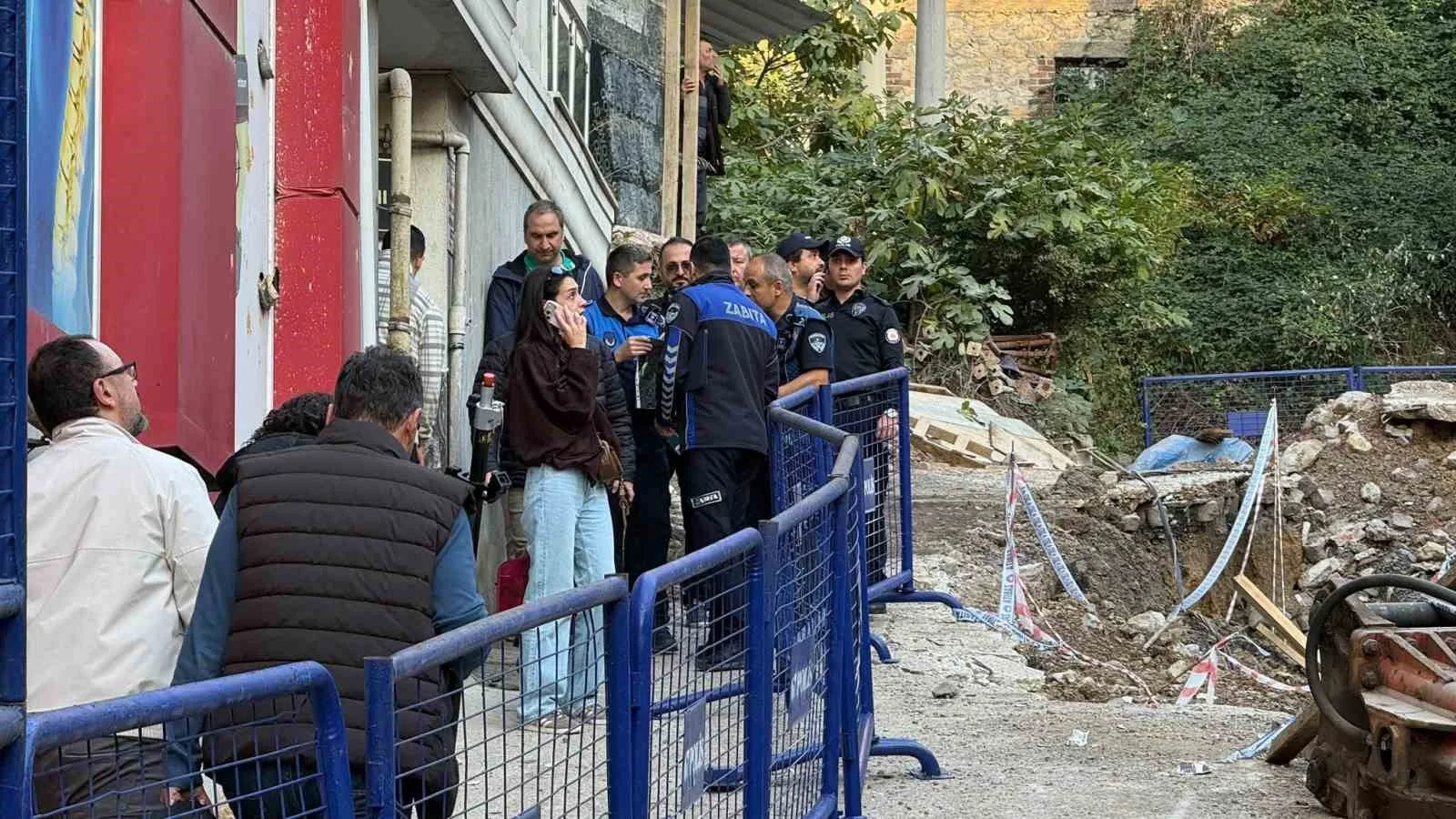 ZONGULDAK’TA ÇÖKEN BİNANIN ARDINDAN BÖLGEDE İNCELEME YAPAN EKİPLER OLAY YERİNİN YAKININDAKİ 6 KATLI 28 DAİRELİK APARTMANI TEDBİR AMAÇLI BOŞALTTI. BİNA TAHLİYE EDİLDİ.