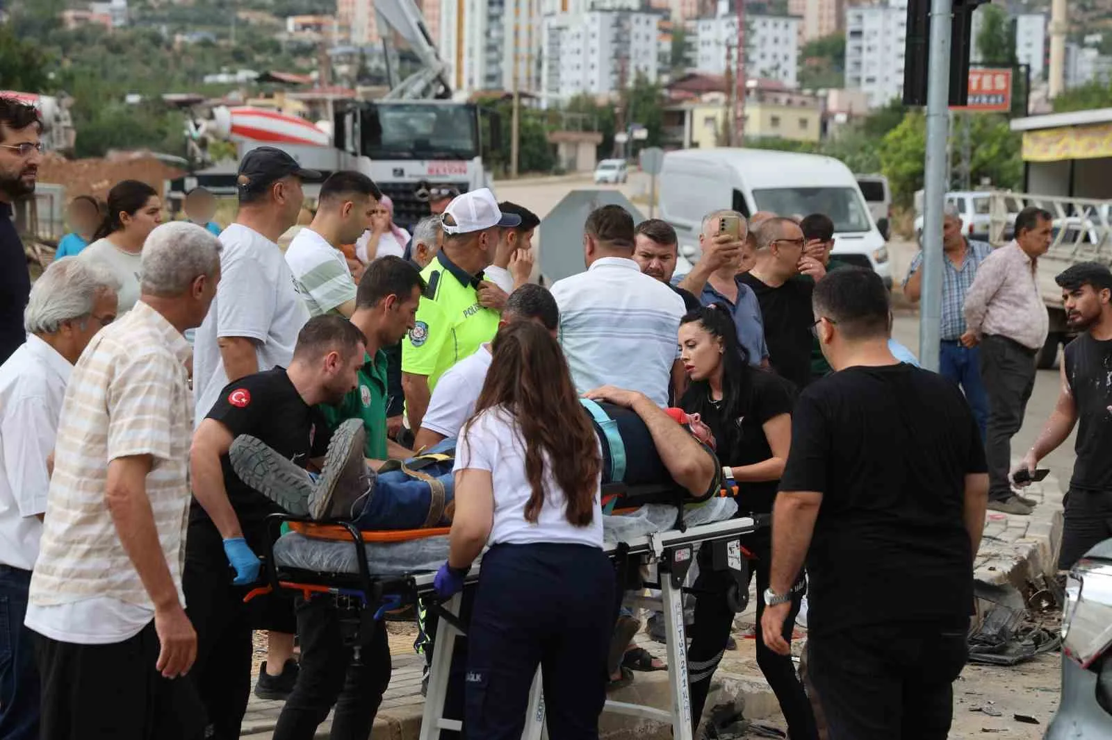 YARALILARA OLAY YERİNDE İLK MÜDAHALE YAPILIRKEN, 4 KİŞİ AMBULANSLARLA KOZAN DEVLET HASTANESİ'NE KALDIRILARAK TEDAVİ ALTINA ALINDI.